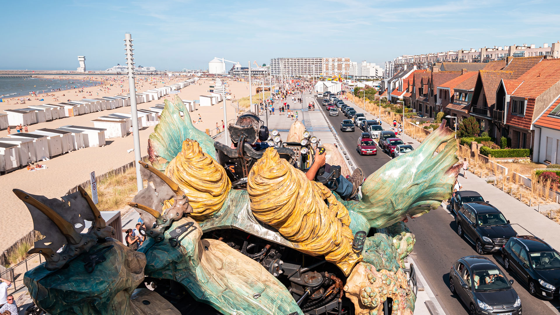 Vue du voyage à bord du Dragon de Calais avec la digue de Calais se déroulant à l'horizon