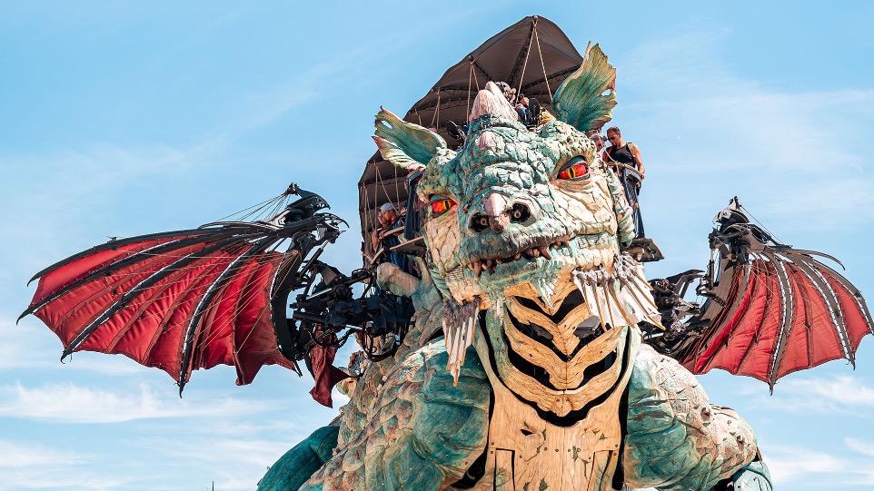 Le Dragon de Calais fixant l'objectif Los de l'un de ses voyages sur la plage de Calais