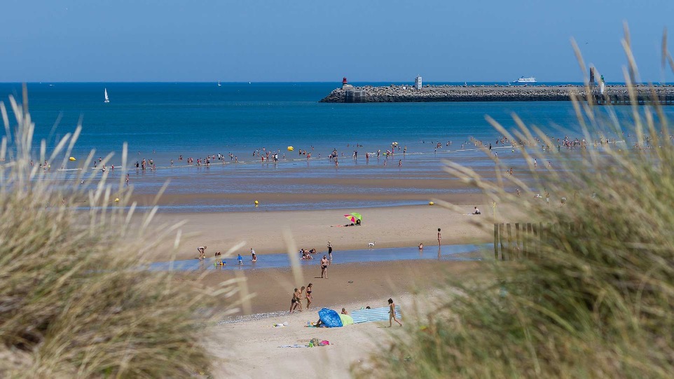 Vue de la plage de sable de fin de Calais, avec la jetée en arrière plan