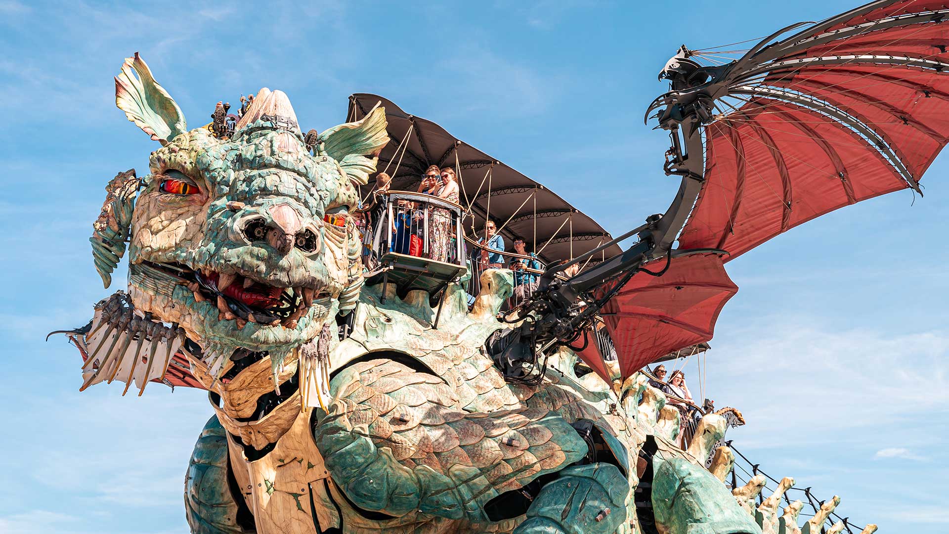 Le Dragon de Calais ailes déployées lors de ses voyages sur le front de mer de Calais