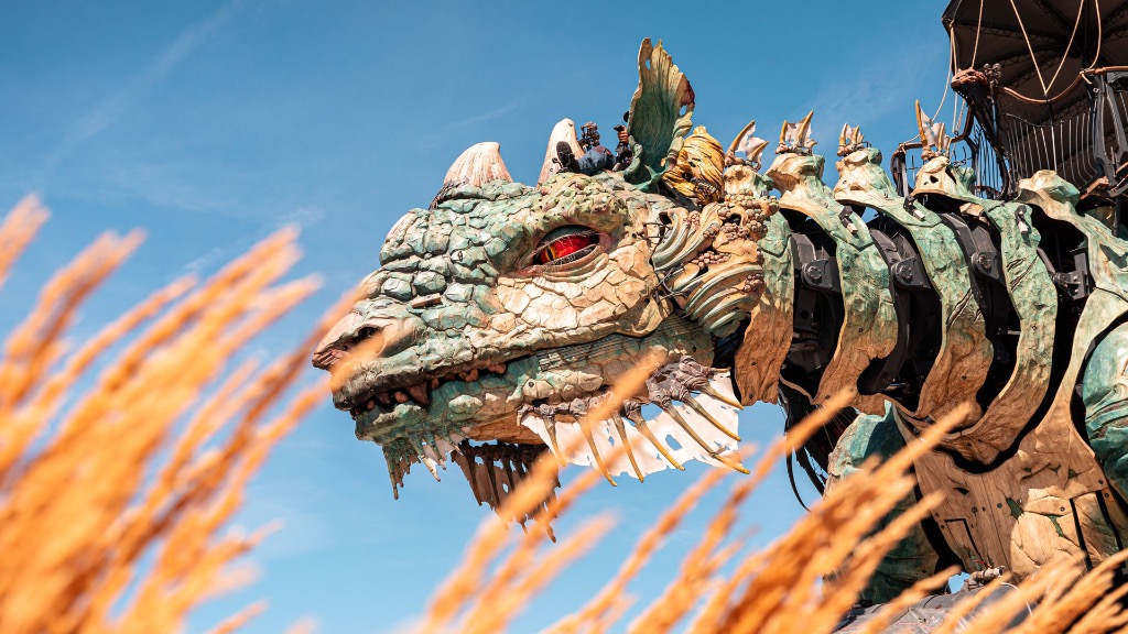 Le Dragon de Calais dans les herbes hautes du front de mer de Calais