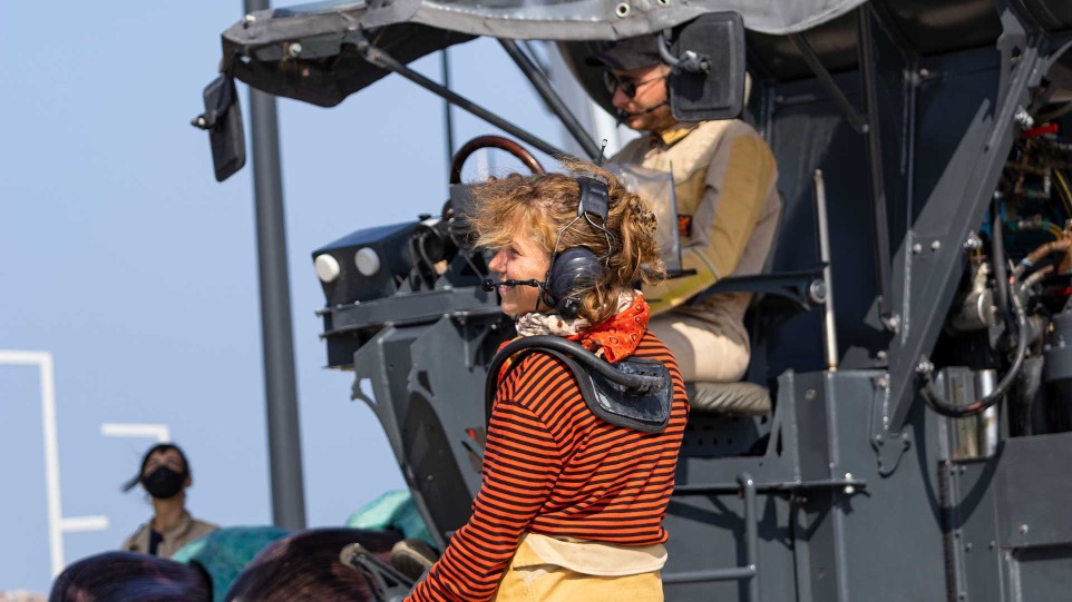 Pilotes machinistes à la manœuvre du Dragon de Calais, à l'aide de leurs commandes et casques audio