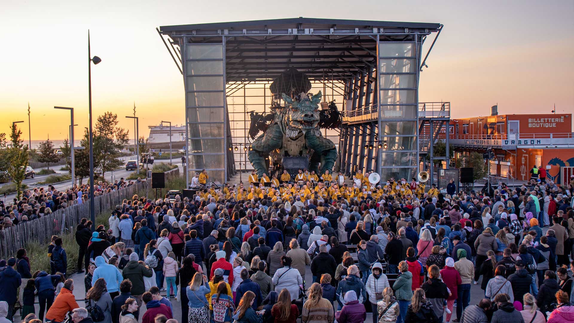 Vue du Parvis de la Cité du Dragon de Calais dans une configuration grand événement entre Nef et grand parvis extérieur