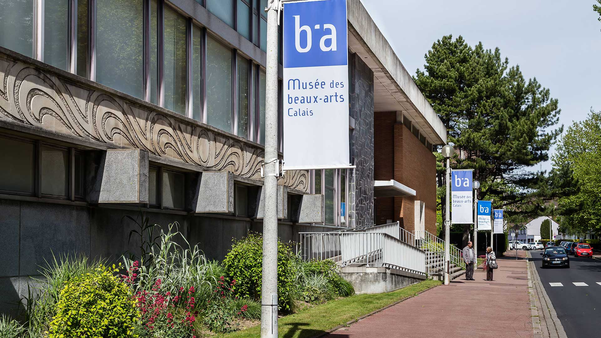 Entrée du Musée des Beaux arts de Calais face au parc Richelieu