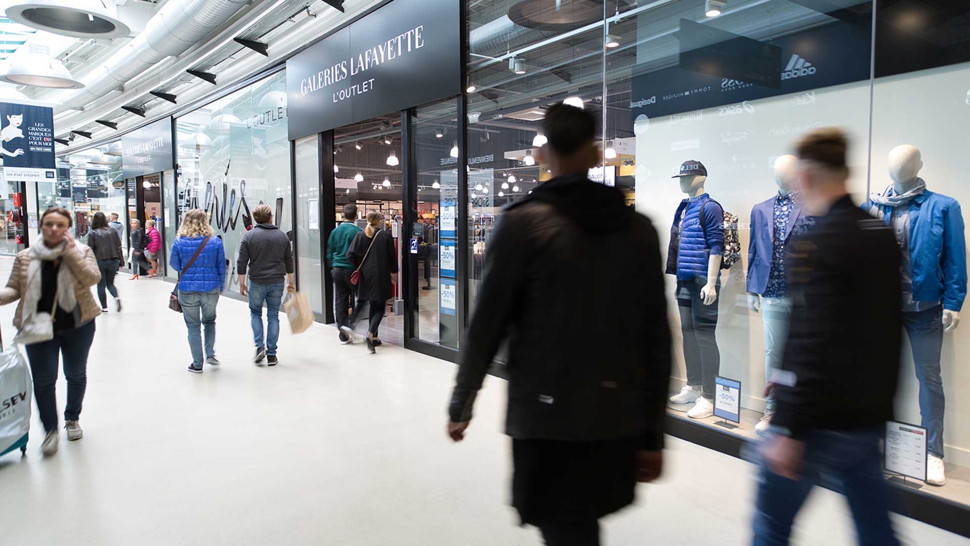 Vue des galeries du Channel Outlet avec ses commerces accessibles toute l'année