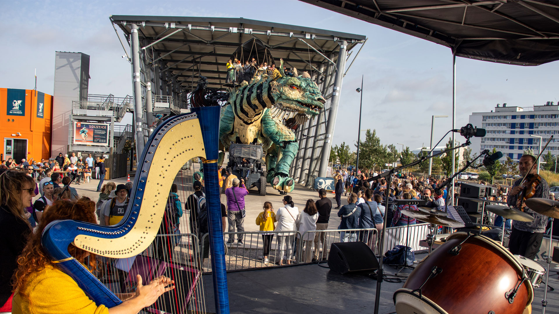 Vue sur le parvis du Dragon de Calais aménagé dans le cadre de grands événements