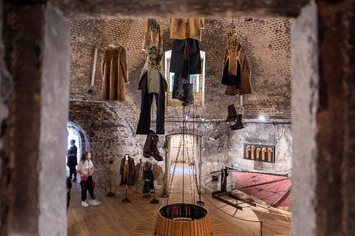 Les costumes exposés dans la poudrière du Fort Risban
