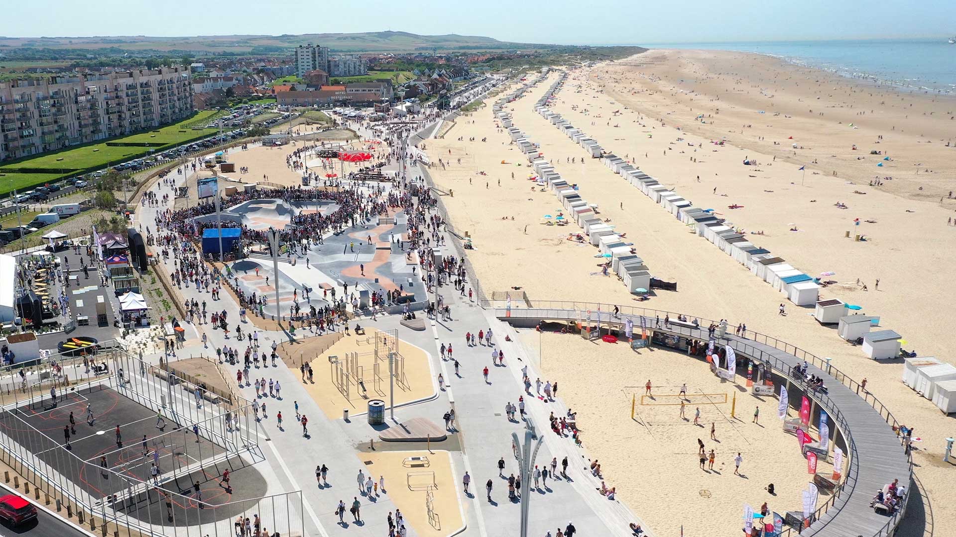 Vue aérienne de la plage de Calais et ses nouveaux aménagements adaptés pour les familles.