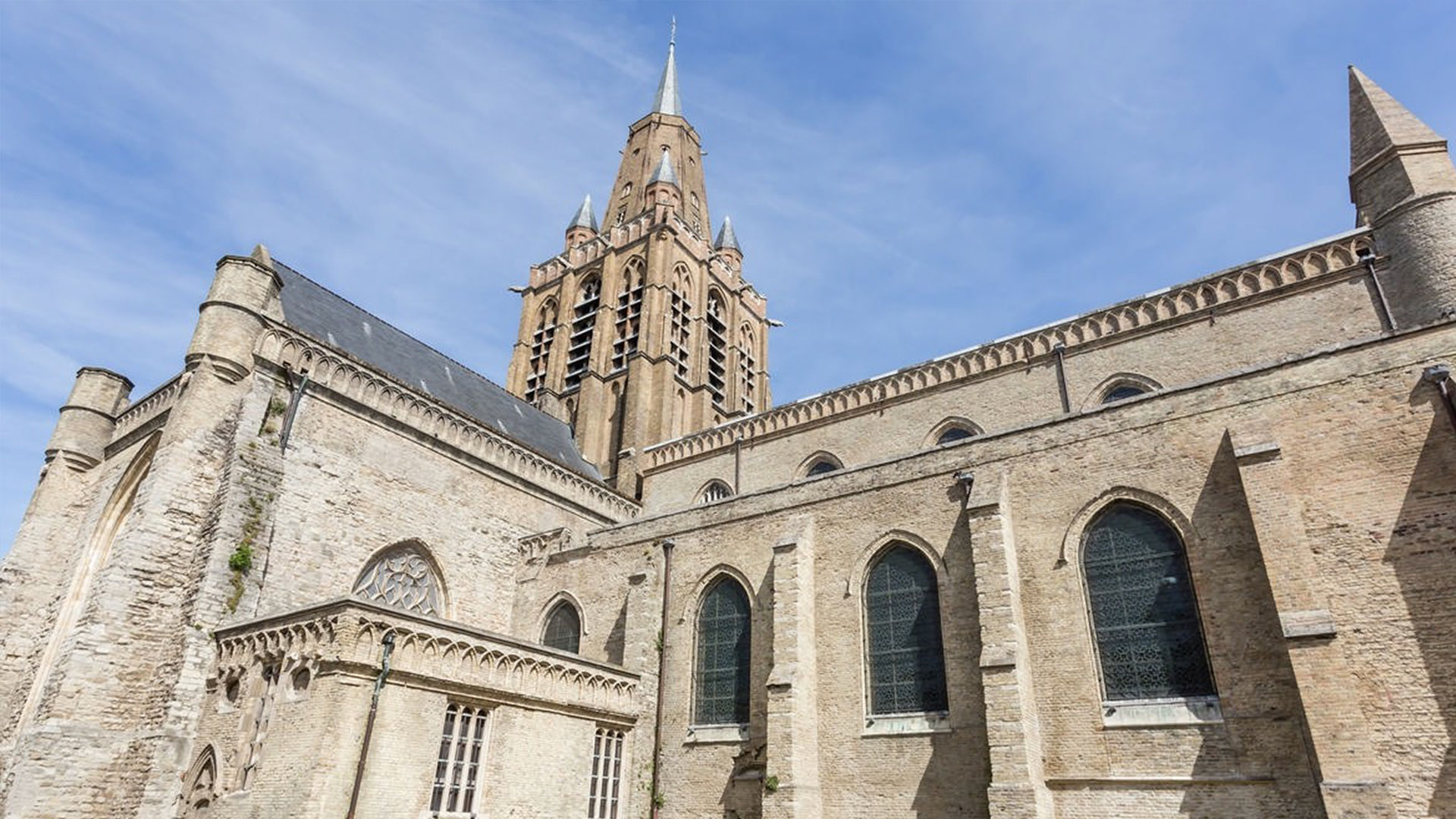 L'église Notre Dame à Calais avec son clocher central emblématique de l'influence anglaise