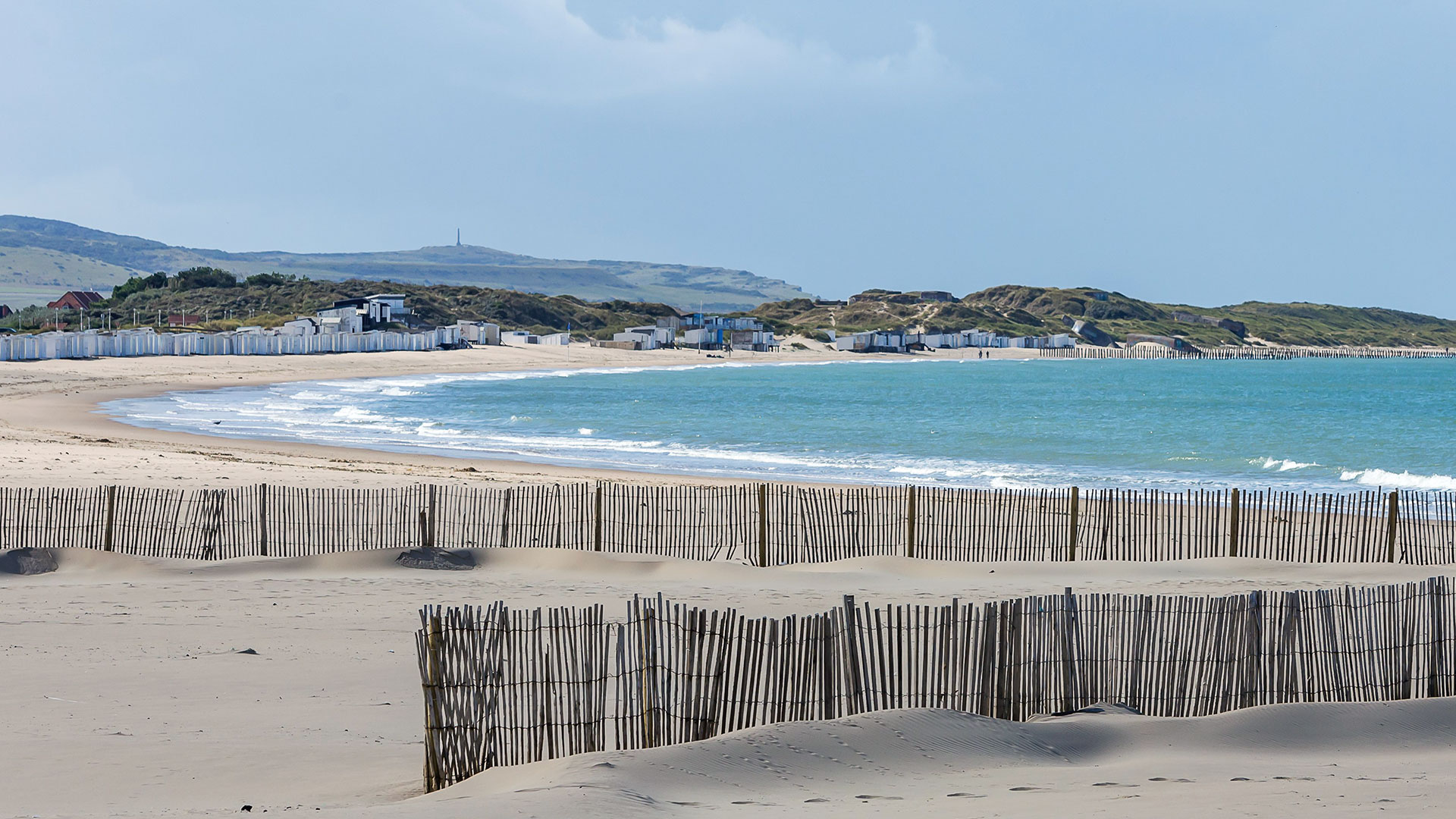 Vue de la plage de Calais avec en arrière plan, le cap blanc nez et son Dover patrol